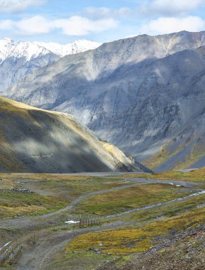 Dalton Highway Alaska, ABD Brooks aralığından Atigun geçişte bir görünümünü