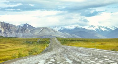 Brooks aralığı ve Trans-Alaska boru hattı Dalton Highway Alaska, ABD den bir görünüm
