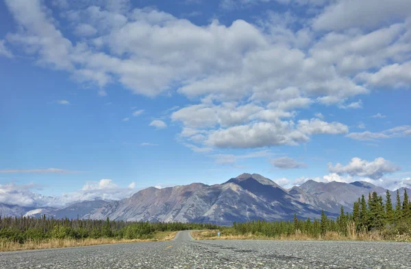 Bir görünümünü Alaska Highway, Kuzey Haines Junction, Yukon Teritory, Amerika Birleşik Devletleri