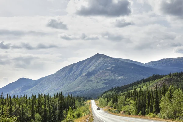 Stewart Cassiar Hwy British Columbia, Kanada iyi umut Gölü yakınındaki bir görünümünü