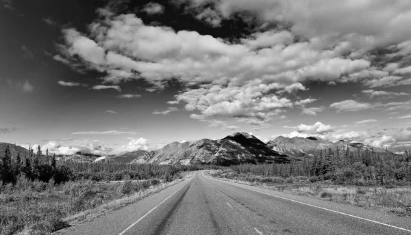 Widok Alaska Highway Północ Skrzyżowania Haines Yukon Teritory Kanada — Zdjęcie stockowe