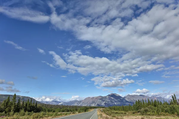 Bir görünümünü Alaska Highway, Kuzey Haines Junction, Yukon Teritory, Amerika Birleşik Devletleri