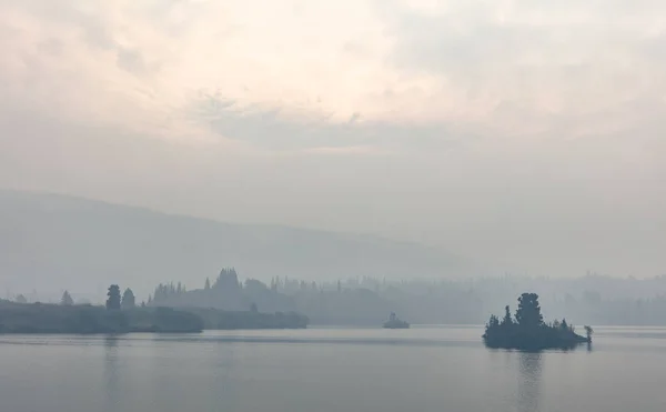 加拿大不列颠哥伦比亚省的梅瓦湖景观 2018年8月 不列颠哥伦比亚省各地燃烧的大火产生的浓烟挡住了中午的阳光 — 图库照片