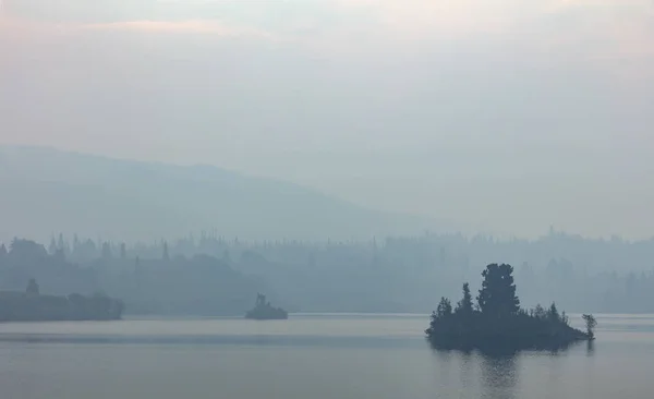 加拿大不列颠哥伦比亚省的梅瓦湖景观 2018年8月 不列颠哥伦比亚省各地燃烧的大火产生的浓烟挡住了中午的阳光 — 图库照片