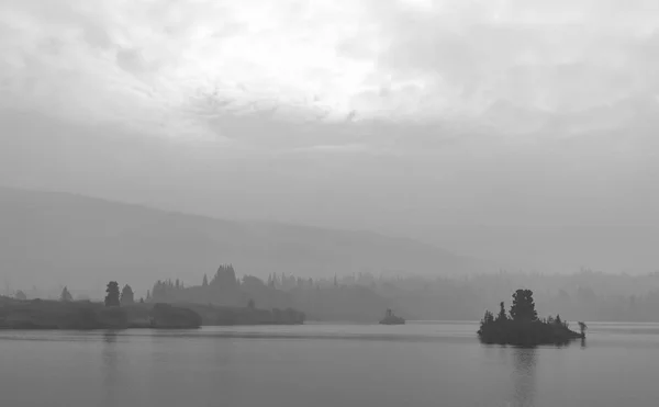 View Maeva Lake British Columbia Canada Midday Sunlight Obstructed Smoke — Stock Photo, Image