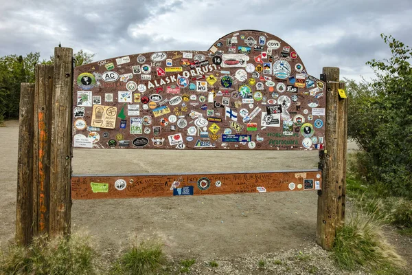 アラスカ州 アメリカ合衆国のダルトンハイウェイ Blm 北極圏の記念碑の記号の後ろの観 — ストック写真