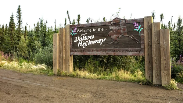 Widok Znak Dla Dalton Highway Alaska Stany Zjednoczone Ameryki — Zdjęcie stockowe