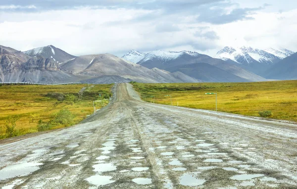 Brooks aralığı ve Trans-Alaska boru hattı Dalton Highway Alaska, ABD den bir görünüm