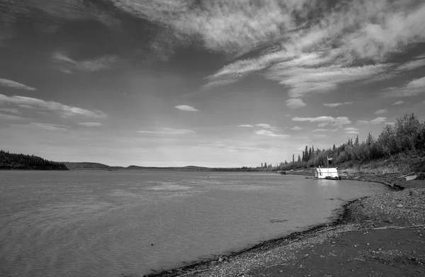 ユーコン川キャンプ アラスカ 2018 夏のキャンプ ユーコン川キャンプ近くユーコン川の岸でのビュー — ストック写真