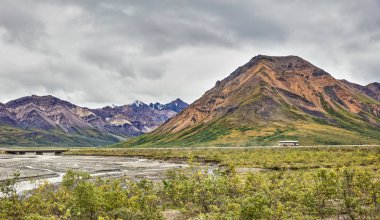 Denali Milli Parkı ve korunağı, Ak - 21 Ağustos 2018: Park Road ve Teklanika Nehri Köprüsü Denali Milli Parkı ve korumak Alaska bir görünüm