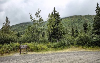 Park Road, Kantishna içinde Denali Milli Parkı ve korunağı sonuna sinyal işaretçisi görünümünü