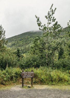 Park Road, Kantishna içinde Denali Milli Parkı ve korunağı sonuna sinyal işaretçisi görünümünü