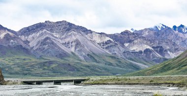 Park Road ve Teklanika Nehri Köprüsü Denali Milli Parkı ve korumak Alaska bir görünüm