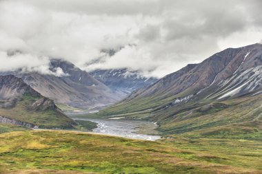 Eielson ziyaretçi Merkezi'nde Denali Milli Parkı ve korunağı Alaska aralığından bir görünümünü