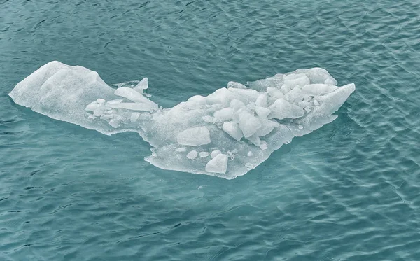 Una Vista Detallada Una Pieza Hielo Flotando Bahía Columbia Cerca — Foto de Stock