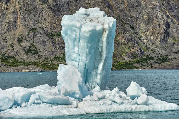 プリンス ウィリアム湾 アラスカ州のコロンビア湾に氷山が浮かんでいます — ストック写真