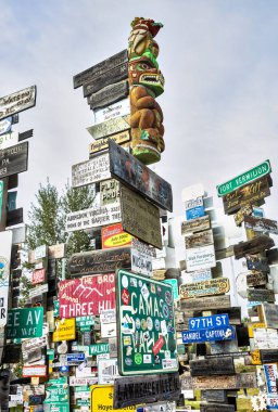 Yukon, Kanada Watson Gölü işareti yazı ormanda bir görüntü. Ziyaretçi-ebilmek eklemek onların kendi işaretleri üzerinden 80.000 zaten mevcut.