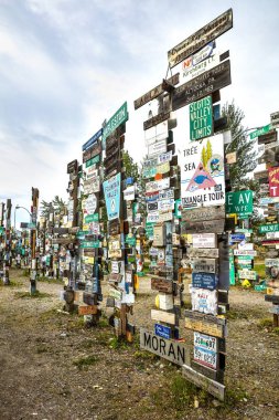 Yukon, Kanada Watson Gölü işareti yazı ormanda bir görüntü. Ziyaretçi-ebilmek eklemek onların kendi işaretleri üzerinden 80.000 zaten mevcut.