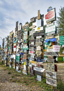 Yukon, Kanada Watson Gölü işareti yazı ormanda bir görüntü. Ziyaretçi-ebilmek eklemek onların kendi işaretleri üzerinden 80.000 zaten mevcut.