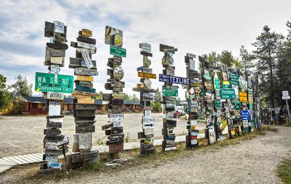 Yukon Kanada Watson Gölü Işareti Yazı Ormanda Bir Görüntü Ziyaretçi — Stok fotoğraf