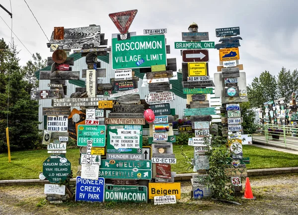 Uma Vista Floresta Watson Lake Sign Post Yukon Canadá Visitantes — Fotografia de Stock