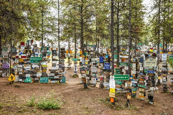 加拿大育空的沃森湖标志后森林的景色 游客可以在已经在场的8万多人身上添加自己的标志 — 图库照片