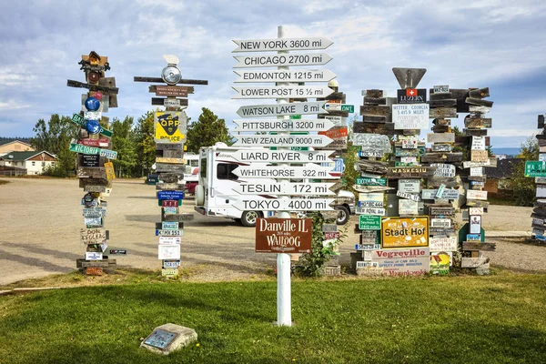 Pohled Watson Lake Znamení Post Lesa Yukon Kanada Návštěvníci Mohou — Stock fotografie