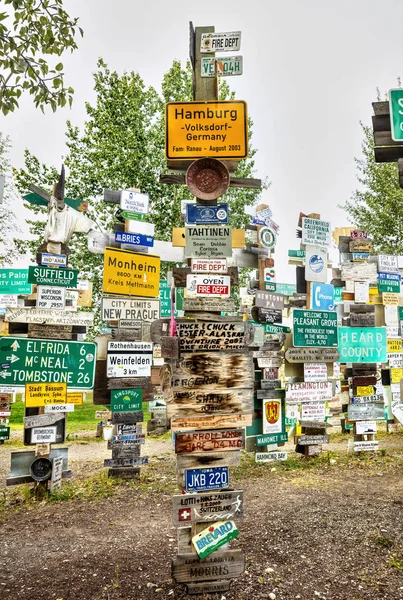 Uma Vista Floresta Watson Lake Sign Post Yukon Canadá Visitantes — Fotografia de Stock