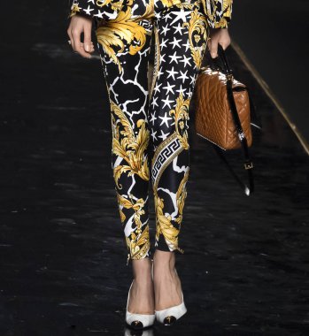 New York, Ny - 02 Aralık 2018: Bir model (çanta ve ayakkabı detay) Versace öncesi sonbahar 2019 pist Fuarı'nda pist yürür