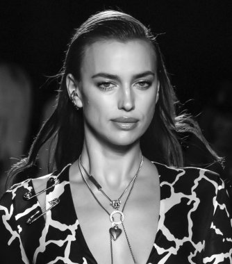 New York, Ny - 02 Aralık 2018: Irina Shayk Versace öncesi sonbahar 2019 pist Fuarı'nda pist yürür