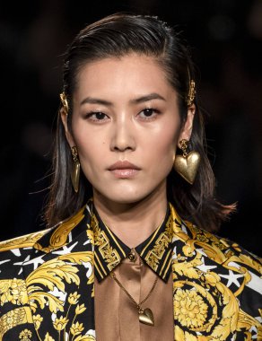 New York, Ny - 02 Aralık 2018: Liu Wen Versace öncesi sonbahar 2019 pist Fuarı'nda pist yürür