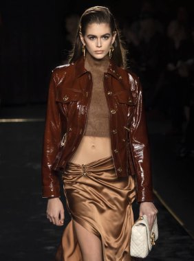 New York, Ny - 02 Aralık 2018: Kaia Gerber Versace öncesi sonbahar 2019 pist Fuarı'nda pist yürür