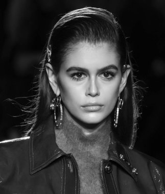New York, Ny - 02 Aralık 2018: Kaia Gerber Versace öncesi sonbahar 2019 pist Fuarı'nda pist yürür