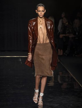 New York, Ny - 02 Aralık 2018: Binx Walton Versace öncesi sonbahar 2019 pist Fuarı'nda pist yürür