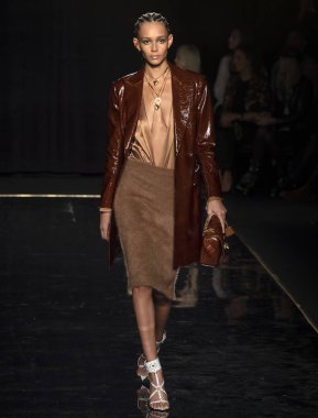 New York, Ny - 02 Aralık 2018: Binx Walton Versace öncesi sonbahar 2019 pist Fuarı'nda pist yürür