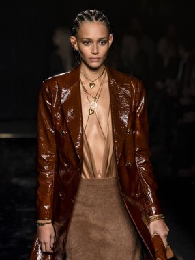 New York, Ny - 02 Aralık 2018: Binx Walton Versace öncesi sonbahar 2019 pist Fuarı'nda pist yürür