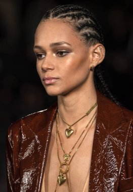 New York, Ny - 02 Aralık 2018: Binx Walton Versace öncesi sonbahar 2019 pist Fuarı'nda pist yürür