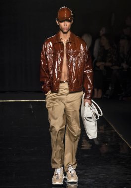 New York, Ny - 02 Aralık 2018: Manken Versace öncesi sonbahar 2019 pist Fuarı'nda pist yürür