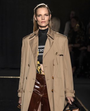 New York, Ny - 02 Aralık 2018: Suvi Koponen Versace öncesi sonbahar 2019 pist Fuarı'nda pist yürür