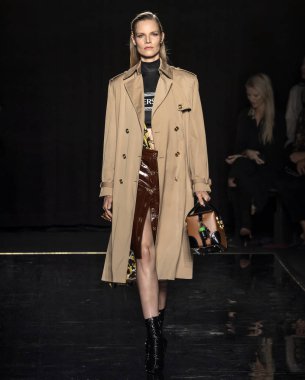 New York, Ny - 02 Aralık 2018: Suvi Koponen Versace öncesi sonbahar 2019 pist Fuarı'nda pist yürür