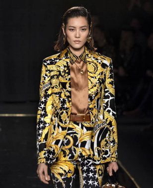 New York, Ny - 02 Aralık 2018: Liu Wen Versace öncesi sonbahar 2019 pist Fuarı'nda pist yürür