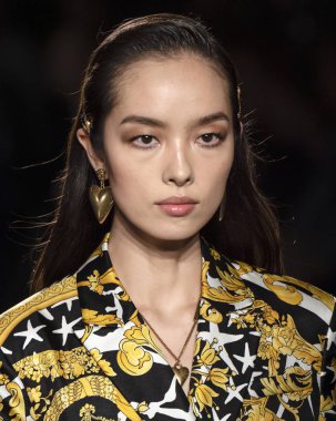 New York, Ny - 02 Aralık 2018: Fei Fei güneş Versace öncesi sonbahar 2019 pist Fuarı'nda pist yürür