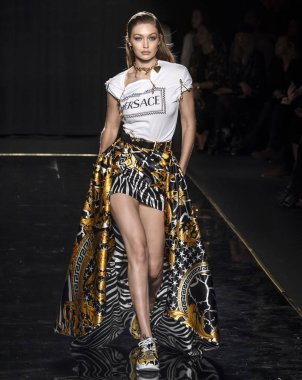 New York, Ny - 02 Aralık 2018: Gigi Hadid Versace öncesi sonbahar 2019 pist Fuarı'nda pist yürür