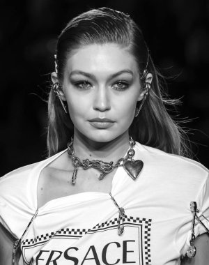 New York, Ny - 02 Aralık 2018: Gigi Hadid Versace öncesi sonbahar 2019 pist Fuarı'nda pist yürür