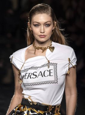 New York, Ny - 02 Aralık 2018: Gigi Hadid Versace öncesi sonbahar 2019 pist Fuarı'nda pist yürür