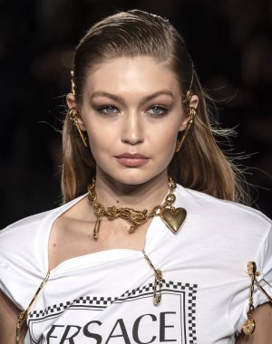 New York, Ny - 02 Aralık 2018: Gigi Hadid Versace öncesi sonbahar 2019 pist Fuarı'nda pist yürür