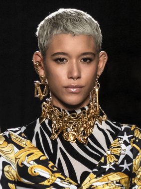 New York, Ny - 02 Aralık 2018: Dilone Versace öncesi sonbahar 2019 pist Fuarı'nda pist yürür