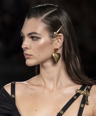 New York, Ny - 02 Aralık 2018: Vittoria Ceretti Versace öncesi sonbahar 2019 pist Fuarı'nda pist yürür