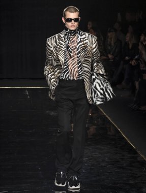 New York, Ny - 02 Aralık 2018: Janusz Kuhlmann Versace öncesi sonbahar 2019 pist Fuarı'nda pist yürür