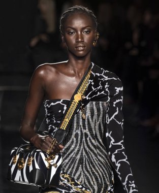 New York, Ny - 02 Aralık 2018: Anok Yai Versace öncesi sonbahar 2019 pist Fuarı'nda pist yürür